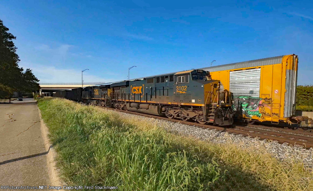 Meanwhile on the eastbound CSX 3102 leads B158.